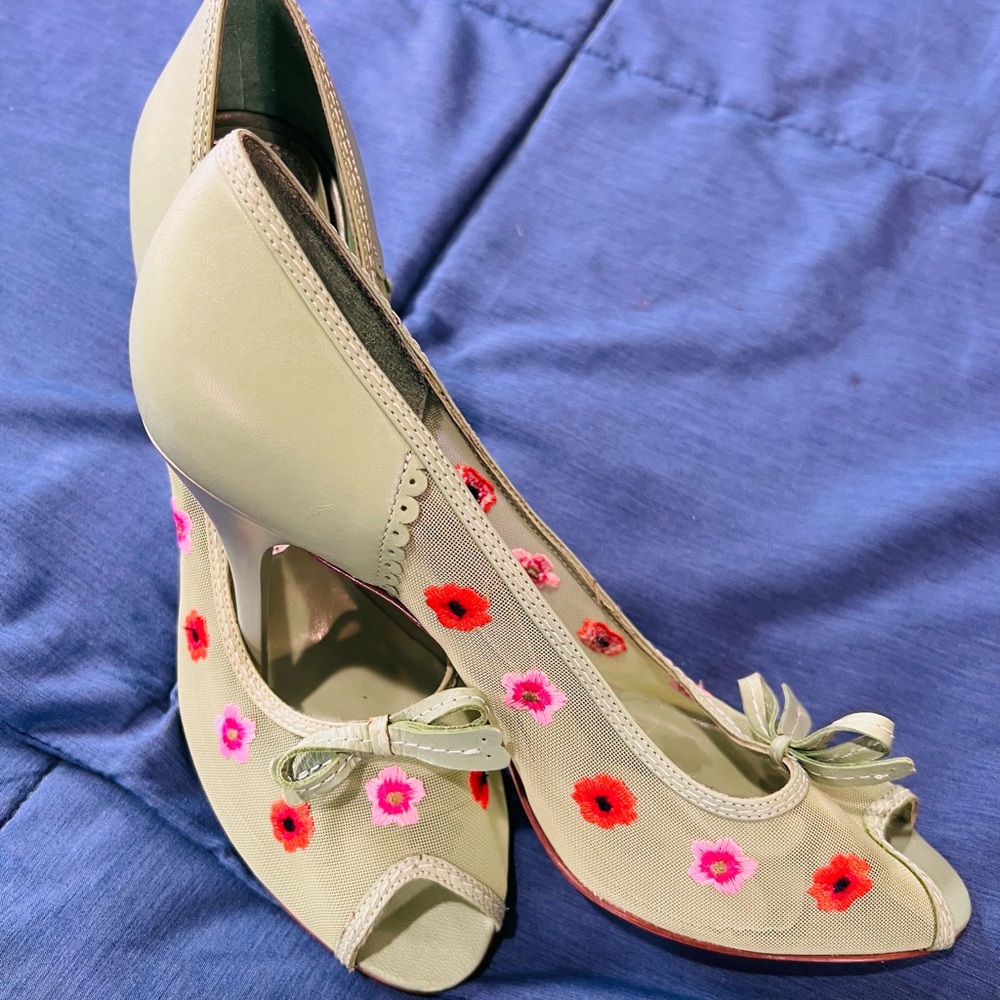 Size 8  BCBGirls Docre mesh floral embroidery peep toe pumps